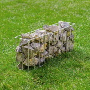Gabionen-Beetabgrenzung mit den Maßen (L x T x H) 51 x 11 x 20 cm als modernes Garten-Gestaltungselement hat eine hohe Standsicherheit und witterungsbeständigkeit. Befüllbar mit Steinen, Holz, Glas usw. Inkl. 2 Drahtstifte zum Fixieren im Boden (Ø 5 mm)