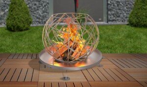 Die Feuerschale Filigran mit ihrer fantasievoll gestalteten Kugelform aus verzinktem, 5 mm starkem Draht und den durchbrochenen Wänden bietet den optimalen Blick auf das beeindruckende Spiel der Flammen.