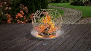 Design-Feuerschale aus unbehandeltem Stahl, fantasievolle kugelförmige Gestaltung und eine stabile runde Bodenplatte auf standsicheren Füßen.