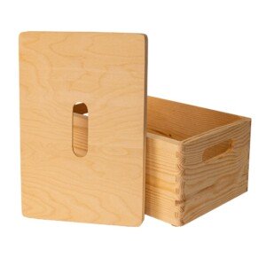 Stapelboxen aus Holz mit komfortablen Griffmulden an Seitenwänden und im Deckel