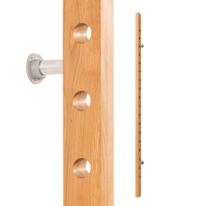 Holz‑Weinstele, stehend vor neutralem Hintergrund