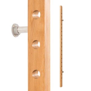 Holz‑Weinstele, stehend vor neutralem Hintergrund