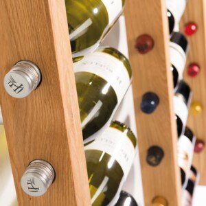 Leeres 3-teiliges Holz-Weinregal ohne Weinflaschen auf neutralem Hintergrund