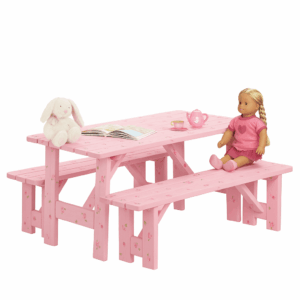 Als Designbeispiel das naturbelassene Kindertisch-Set aus massiver Kiefer mit zwei Bänkenrosa lackiert, FSC®-zertifiziert, Platz für bis zu 6 Kinder