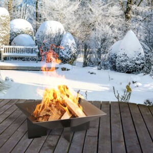 „Feuerschale Caro aus Metall mit brennendem Feuer im Garten-Ambiente