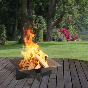Feuerschale Caro aus Metall im Garten-Ambiente mit brennendem Feuer