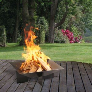 Feuerschale Caro aus Metall im Garten-Ambiente mit brennendem Feuer